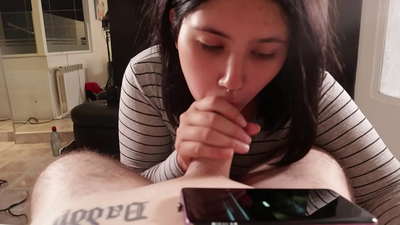 Rwy'n pryfocio fy llyschwaer wrth iddi wylio Disney [Cum]